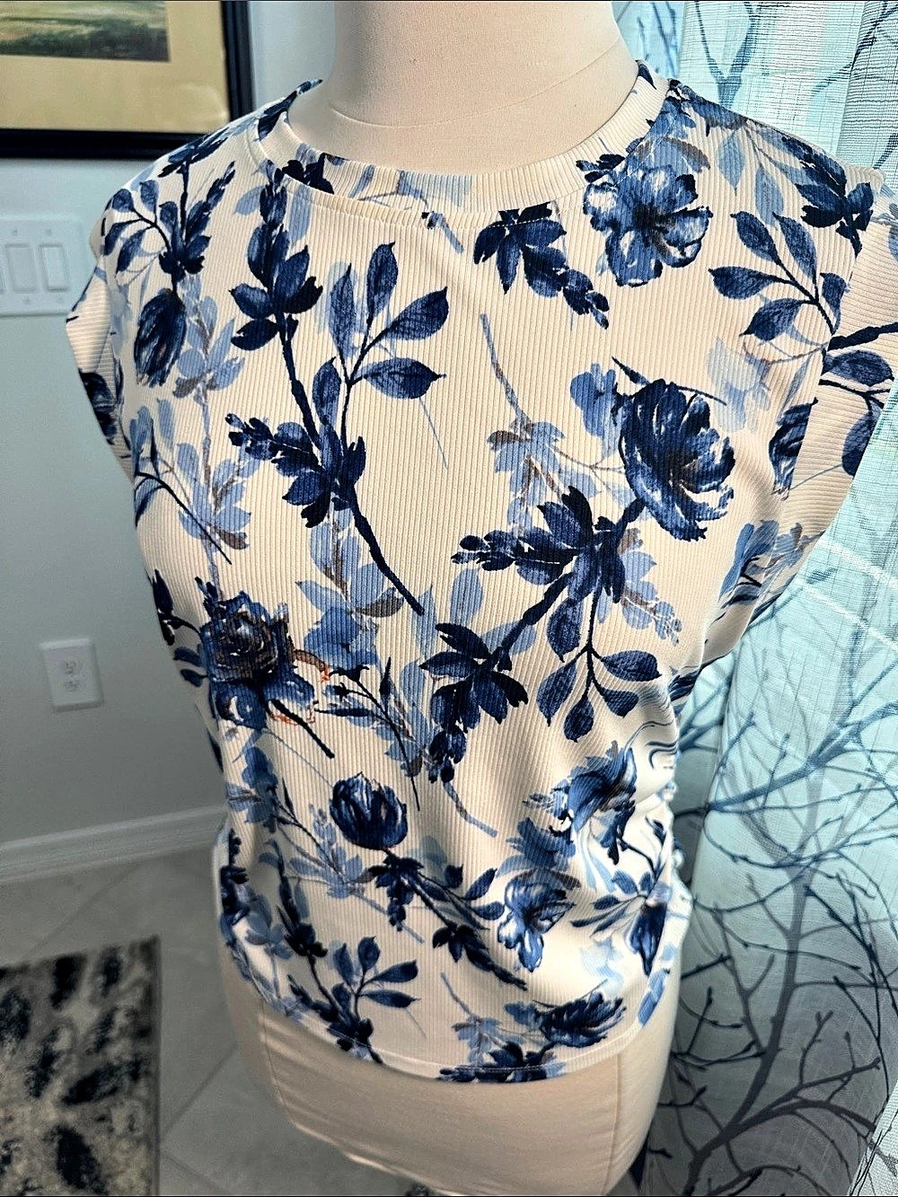 Rachel Roy Floral Short Sleeve Top in Cream & Blue Size Medium - Picture 2 of 6
